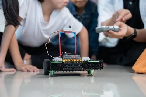 Young Engineers: multi ethnic Children engrossed in building and testing sm.. Fotos de archivo