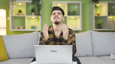 Young entrepreneur man praying while doing business.  Stock-Footage 237786085