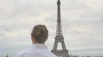 Young entrepreneur opens a door to the Eiffel tower in Paris France Stock Footage 85677641