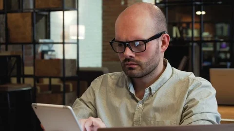 Young entrepreneur or freelancer with PC tablet in office Vídeos de archivo 73046629