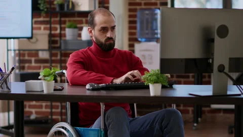 Young entrepreneur using computer to create data charts Stock Footage 172501907