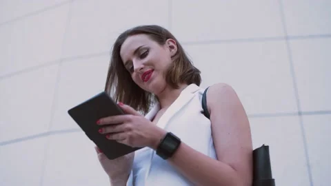 Young entrepreneur working on the go using tablet in city Video stock 132037697