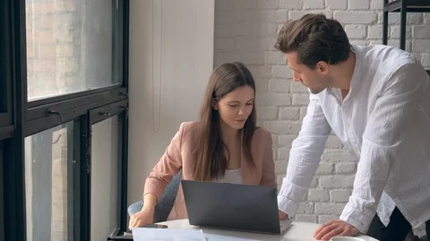 Young executive manager explain new task to worker, learn new skills in office Vídeos de archivo 123043864