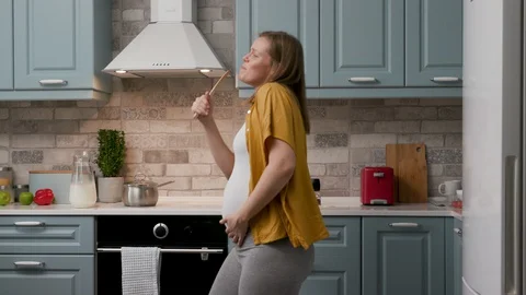 Young Expectant Mommy Dancing and Singing and Preparing Delicious Nice Breakfast 스톡 동영상 127619905