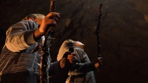 Young explorers in a cave Vidéo 93783572