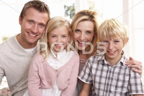 Young family pose together Stock-Fotos
