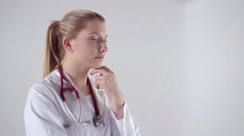Young female doctor thinking Vidéo 22782852