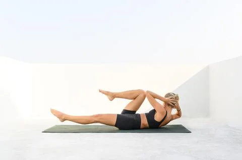 Young female doing Sit - ups 库存照片
