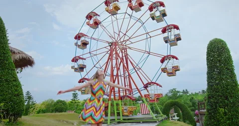 Young female exited, jumping up and down to be going on ride at amusement park i Vídeo Stock 201093892