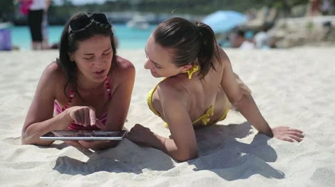 Young female friends with tablet computer lying on the beach, dolly 스톡 동영상 11272046
