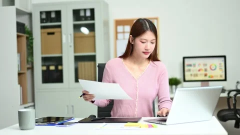 Young female graphic designer using digital tablet and laptop in modern off.. Stock-Footage 312436798