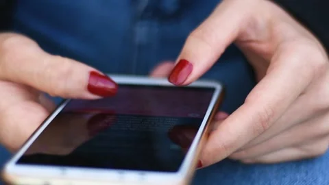 Young female hands with typing on a cell phone a text message Vídeos de archivo 149546547