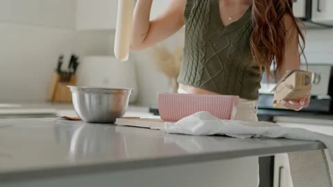 Young female lining baking tray with parchment paper 库存影片 219405417