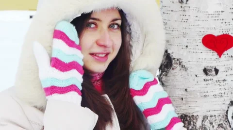 Young female model posing in winter park Video stock 2647313