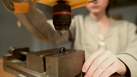 Young female operating a drill press in the workshop crafting handmade jewelry. 스톡 동영상 267153318