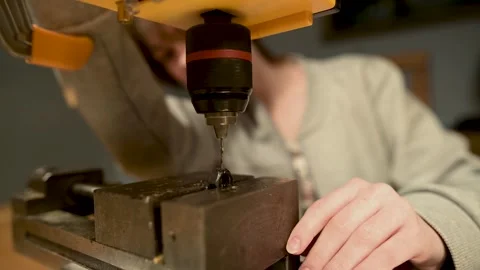 Young female operating a drill press in the workshop crafting handmade jewelry. Vidéo 272815180
