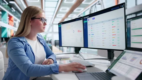 Young Female Procurement Manager Efficiently Vidéo 344712317