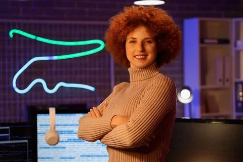 Young female programmer in office at night Stock-Fotos