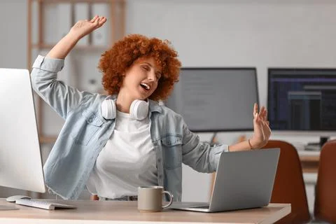 Young female programmer resting at her workspace in office Stock-Fotos
