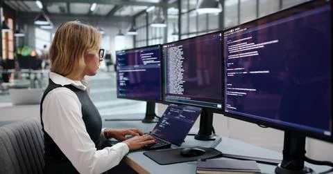 Young Female Software Developer Coding Secure Programs In Browser-based Works 스톡 사진