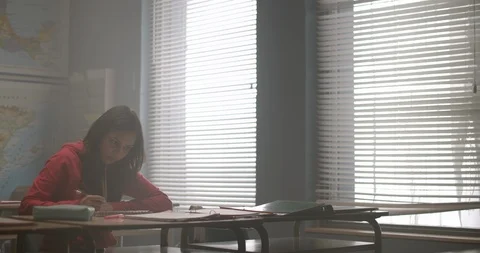 Young female student in class working on homework and studying for a test Vídeo Stock 118141644