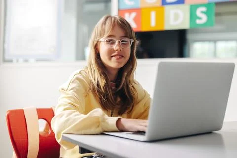 Young female student learning to programme in a computer science classroom Foto stock