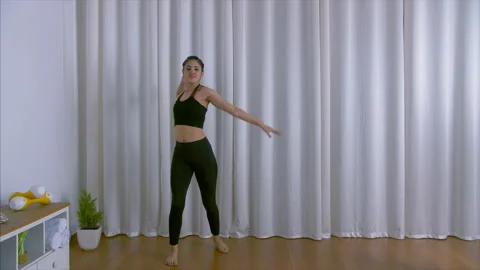 Young female trainer energetically doing Zuma exercises in her fitness studio 스톡 동영상 139098473