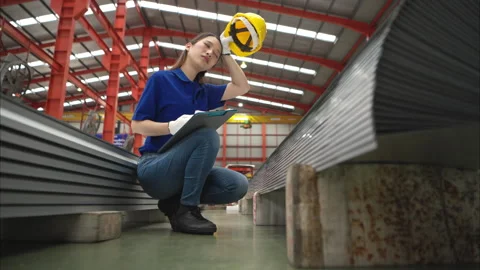 Young female workers are talking and inspecting steel plates 스톡 동영상 317902437