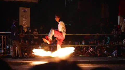 Young fireball dancer performs at the Esala Perahara festival - Kandy, Sri Lanka Video stock 250043133