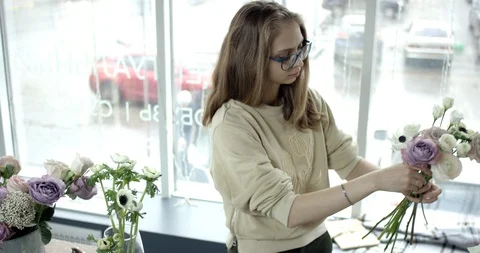 Young Florist Assembles a Rustic Wedding Bouquet Stock Footage 89522847