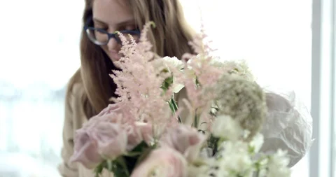 Young Florist Assembles a Rustic Wedding Bouquet Stock Footage 96238720