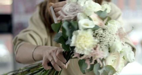 Young Florist Assembles a Rustic Wedding Bouquet Vidéo 96239371