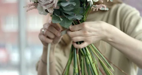 Young Florist Assembles a Rustic Wedding Bouquet 库存影片 96239697