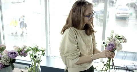 Young Florist Assembles a Rustic Wedding Bouquet Vidéo 96240119