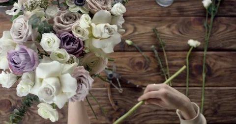 Young Florist Assembles a Rustic Wedding Bouquet Stockbeeldmateriaal 96240441