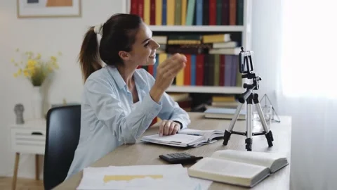 Young, Focused, Online, Teacher, Using, Smartphone, Camera, Make, Video, Call 库存影片 137248702