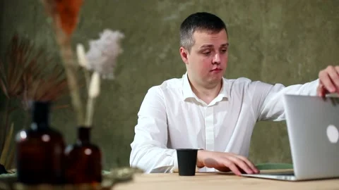 Young freelance business man using laptop in office start working online smiling 스톡 동영상 147730585