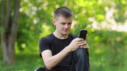 A young freelancer works remotely from the park. Stock Footage 201824462