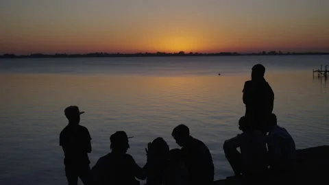 Young friends in the sunset Vidéo 170728479