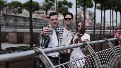 Young friends traveling in different cities of the country take selfies at the Video stock 130134603