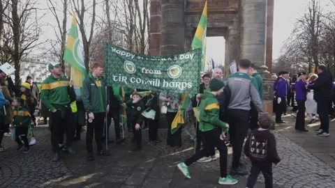 A young GAA team waiting to join the Glasgow St Patrick’s Festival Parade. Vidéo 335318391
