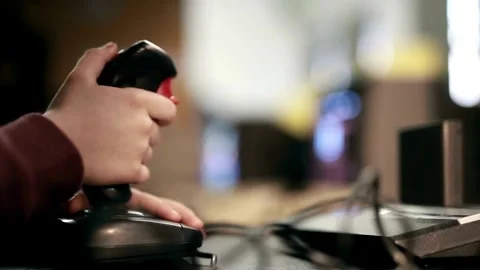 The young game player's hands control the joystick playing on the screen 스톡 동영상 334653322