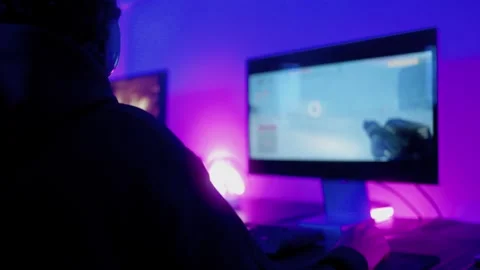 Young gamer having fun playing online video games with computer at home. Gaming  库存影片 319970455