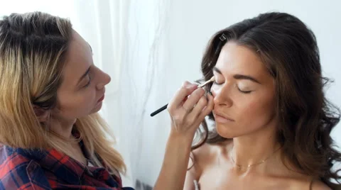 A young girl in a beauty salon make-up Vidéo gratuite 64292939