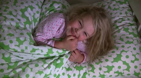 Young girl in bed Vídeo Stock 47794776