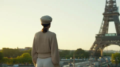 Young girl in a cap looking at the Eiffel Tower in Paris Video stock 220444377