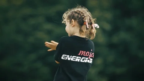 Young girl is clapping Video stock 100653363