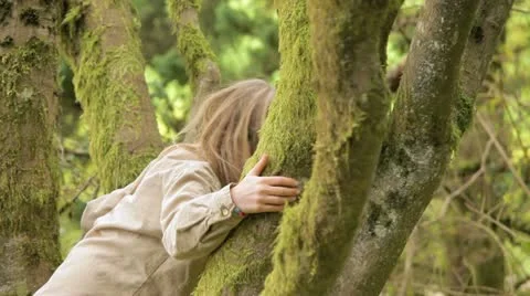 Young girl climbing a tree 動画素材 10921141