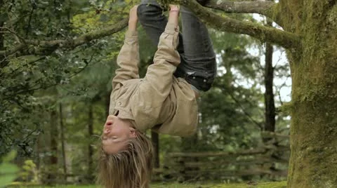 Young girl climbing a tree Vídeo Stock 10921248