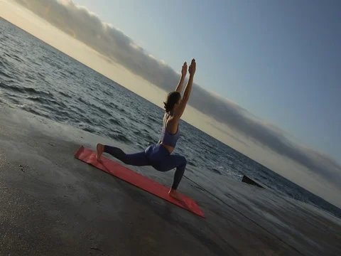 A young girl does a yoga exercise Vidéo 125285181